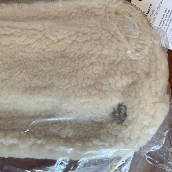 Lululemon Everywhere Belt Bag Fleece Sherpa Natural Ivory Fanny Pack Purse NWT - Picture 4 of 7